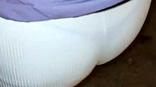 encontro a una madura puta com um culo enorme na rua usando fio vermelho translucido e proponho foder