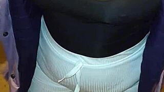 encontro a una madura puta com um culo enorme na rua usando fio vermelho translucido e proponho foder