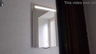 Amatoriale Italiano - Sborra Con Un Cazzo Duro Enorme Dopo Aver Visto La Matrigna In Doccia