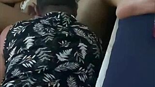 Abri as pernas in exhibitionist flashing session where everyone enjoyed trimmed pussy.