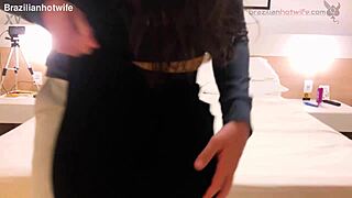 Tudo come�a com uns bons amassos. Husband starts with passionate kisses on ass in couple session.