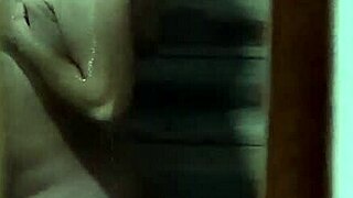 llego a casa y espio a mi cuñada depilando antes de bañarse excitada masturbando