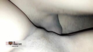 mi hermanastra entra a mi cuarto para follar bajo las sábanas 😏 porno en español 🔥