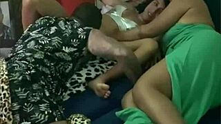 Abri as pernas in exhibitionist flashing session where everyone enjoyed trimmed pussy.