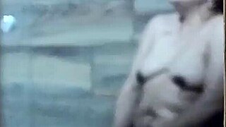 llego a casa y espio a mi cuñada depilando antes de bañarse excitada masturbando