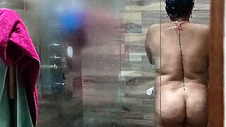 llego a casa y espio a mi cuñada depilando antes de bañarse excitada masturbando