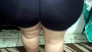 Señora Nalgona Shows Off Mature Ass In Shiny Spandex