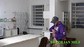 Padrasto pauzudo fode a enteada na cozinha sem camisinha