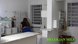 Padrasto pauzudo fode a enteada na cozinha sem camisinha