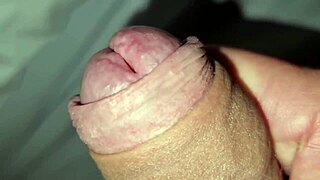 papà sexy con grosso cazzo scopa il letto e poi sborra tanto allo specchio. papà sexy italiano - papà sexy e tremendamente porco