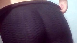 Hey, check out those rich nalgotas in tight leggings.