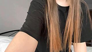 Homemade video with fingering pussy masturbation - oh, what a hot babe with natural tits!