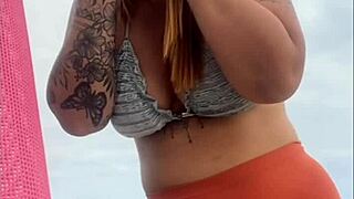 estou na praia inchada e molhadinha pronta pra levar rola na minha big pussy?