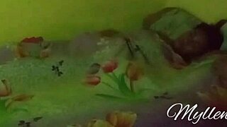 Sexo quente anal intensa em meia luz.