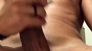 BATENDO UMA PUNHETA BEM NA FRENTE DA CÂMERA in this brazilian close up solo session