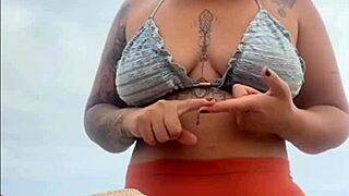 estou na praia inchada e molhadinha pronta pra levar rola na minha big pussy?