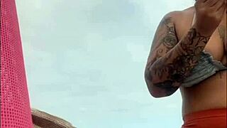 estou na praia inchada e molhadinha pronta pra levar rola na minha big pussy?