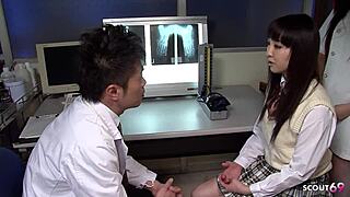 Sapık Japon doktor hastanede minyon 18+ kızı yaşlı genç FFM üçlüsüne ayartıyor