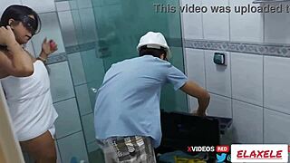 onde minhas putarias começaram com o encanador meu marido viajou e dei a buceta pro encanador arrumando chuveiro paguei com trepada corno sem dinheiro