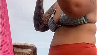 estou na praia inchada e molhadinha pronta pra levar rola na minha big pussy?