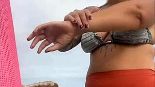 estou na praia inchada e molhadinha pronta pra levar rola na minha big pussy?