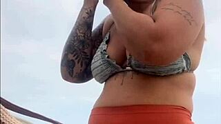 estou na praia inchada e molhadinha pronta pra levar rola na minha big pussy?