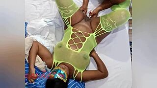 Puta gozando no oral com cum in mouth.