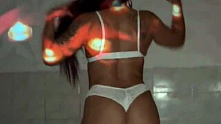 Estriper de s�o paulo chego na casa do ator bolt jones cansada da viagem pediu uma massagem n�o deu outra muita socada no �tero leite no cuzinho!