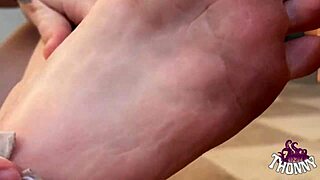 oh, these cute ninfetas want cum on their feet from big cocks