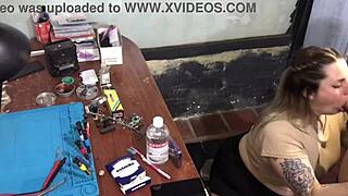 No tenía para pagarle al técnico y terminé chupándole la pija profunda