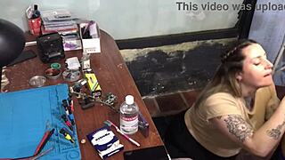 No tenía para pagarle al técnico y terminé chupándole la pija profunda