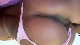 Nega safadinha muestra marquinha en público brasileño amateur lencería latina