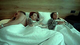 Matrigna sorellastra condividono letto figliastro scopata hotel con fighetta 18+ tatuata creampie FFM