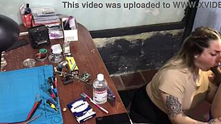 No tenía para pagarle al técnico y terminé chupándole la pija profunda