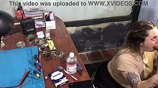 No tenía para pagarle al técnico y terminé chupándole la pija profunda