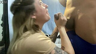 No tenía para pagarle al técnico y terminé chupándole la pija profunda