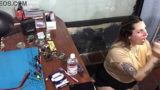 No tenía para pagarle al técnico y terminé chupándole la pija profunda