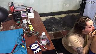 No tenía para pagarle al técnico y terminé chupándole la pija profunda