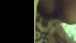 enteada novinha no sofa de calcinha e lingerie provoca com pussy licking e cunilingus ao ar livre