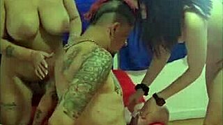 Tres mujeres latinas cachondas se follan a un solo hombre in homemade group orgy part 2.
