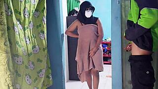 prank ojol ke pergok sedang masturbasi with housewife pussy fucking