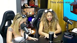 A novinha showed her wet pussy in the podcast, it got so hot the barraco caught fire - p�pum no barraco?