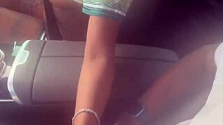 Ebony pijpt BBC in openbare auto handjob amateur monster lul zuigen