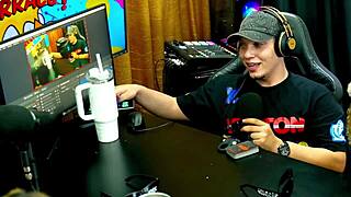 A novinha showed her wet pussy in the podcast, it got so hot the barraco caught fire - p�pum no barraco?