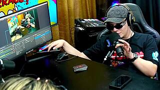 A novinha showed her wet pussy in the podcast, it got so hot the barraco caught fire - p�pum no barraco?