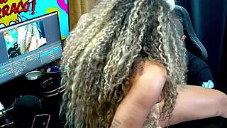 A novinha showed her wet pussy in the podcast, it got so hot the barraco caught fire - p�pum no barraco?