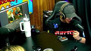 A novinha showed her wet pussy in the podcast, it got so hot the barraco caught fire - p�pum no barraco?