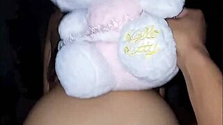 Novia Pide Follada con Peluche Hello Kitty