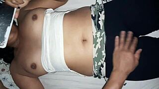 padrastro se aprovecha de su hijastra sola en la habitación y termina corriéndose dentro de su culo caliente