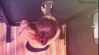 marido leva esposa pela primeira vez no gloryhole no pelo